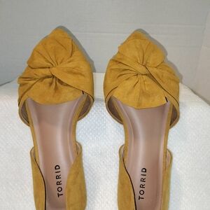 TORRID Twist Bow D'orsay Flat Mustard/Gold Wide Sz 8 1/2 WW